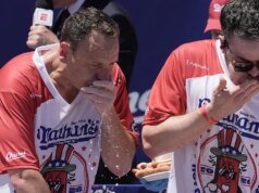 El legendario Joey Chestnut gana el 18.º concurso de comer perritos calientes de Nathan’s al devorar 66 salchichas y panecillos