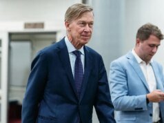 O impulso progressivo atinge a velocidade enquanto o veterano democrata se defende do adversário no Colorado