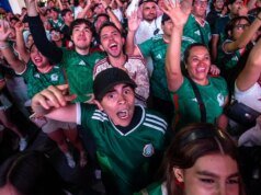 Torcedores de futebol mexicanos comemoram o avanço na Copa do Mundo chorando uns contra os outros em uma partida de boxe improvisada