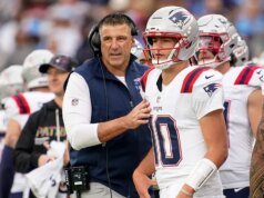 El entrenador en jefe de los Patriots, Mike Vrabel, ve a su esposa camino a la boda de Taylor Swift y Travis Kelce