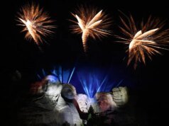 El discurso de Trump en Monte Rushmore incluye 28 minutos de palabras icónicas, 23 minutos de luz deslumbrante y fuegos artificiales