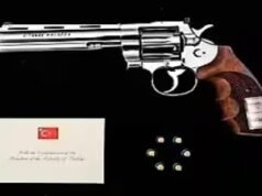 Los líderes de la OTAN discutieron sobre seguridad en Turkiye y recibieron revólveres como regalo a cambio.