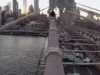 Un dramático video de cámara corporal captura a un oficial de policía de Nueva York rescatando a una mujer desde lo alto del Puente de Brooklyn después de una emotiva súplica