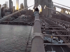 Un dramático video de cámara corporal captura a un oficial de policía de Nueva York rescatando a una mujer desde lo alto del Puente de Brooklyn después de una emotiva súplica