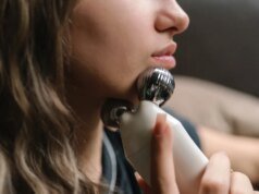 ¿Funcionan realmente los dispositivos de microcorriente? Preguntamos a los dermatólogos
