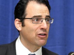 Senador anti-Trump derrotado por rival de extrema esquerda após acirradas primárias para governador