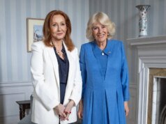 Família Actual enfrenta reação dos críticos depois que Rainha Camilla apresenta JK Rowling