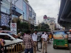 El cuello de botella del tráfico en las afueras del centro comercial Sarath Metropolis Capital Mall deja a los automovilistas varados durante horas en el corredor Gachibowli-Miyapur; paso subterráneo, pasarela elevada inclinada