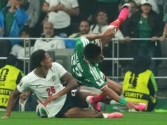 Quansah suspenso por dois jogos após cartão vermelho contra o México