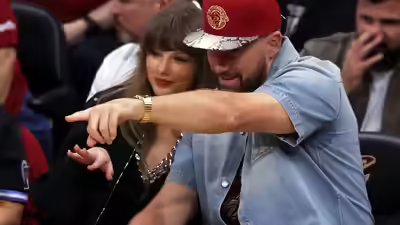 taylor-swift-travis-kelces-wedding-singer-paid-new-york-city-for-hosting-the-event.jpg