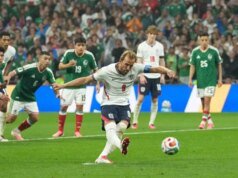 Inglaterra sorprende a México 3-2 en un clásico instantáneo de la Copa Mundial y le propina la primera derrota al equipo en la Copa Mundial en el Estadio Azteca