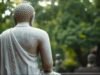 Proverbio religioso del día de Tailandia: "Pegue una hoja de oro en la parte posterior de una estatua de Buda." nos inspira a hacer el bien cuando nadie está mirando