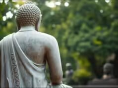 Proverbio religioso del día de Tailandia: "Pegue una hoja de oro en la parte posterior de una estatua de Buda." nos inspira a hacer el bien cuando nadie está mirando