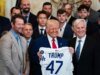 Mookie Betts se convierte en el último jugador de los Dodgers en saltarse la visita a la Casa Blanca, insiste en que «no es político»