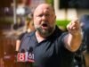 Comentario: A Tim Heidecker no le preocupa que Alex Jones explote, metafóricamente hablando