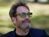 Huey Lewis detalla cómo «ya no puede disfrutar de la música» porque es «básicamente sordo»