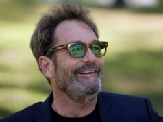 Huey Lewis detalla cómo «ya no puede disfrutar de la música» porque es «básicamente sordo»