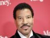 Lionel Richie ‘está bien’ después de hacer una pausa en la gira por un problema de salud no especificado