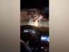 Pasajeros aterrorizados filman el vehículo autónomo Waymo chocando contra fuegos artificiales en San Francisco