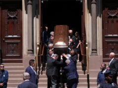 Clive Davis honrado en funeral que atrae a Keys, Springsteen, Warwick y más