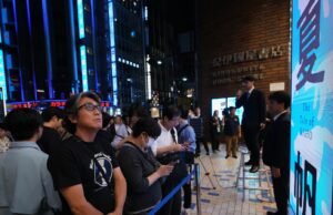 Los fanáticos celebran el lanzamiento de la nueva novela de Haruki Murakami en un evento de medianoche en Tokio
