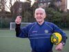 Cómo un árbitro de fútbol de 93 años atribuye su longevidad a las raciones de guerra y a la disciplina
